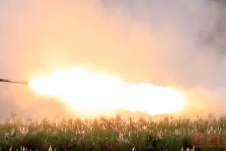 Hệ thống tên lửa cơ động cao HIMARS của Mỹ phóng pháo trong cuộc tập trận đổ bộ bắn đạn thật hằng năm với Philippines tại Thung lũng Crow ở Capas, tỉnh Tarlac, Philippines. (Ảnh: Reuters)