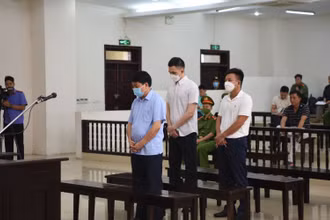 Các bị cáo nghe tuyên án.