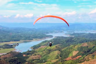 Lần đầu tiên tỉnh Đắk Nông tổ chức giải dù lượn trên hồ Tà Đùng thu hút hàng trăm vận động viên là phi công chuyên nghiệp trong cả nước tham gia.