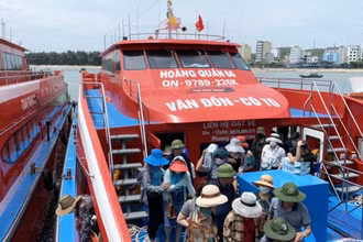 Khách du lịch ra đảo Cô Tô tăng mạnh dịp cuối tuần.