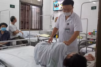 TS Dương Minh Tâm, Trưởng phòng Rối loạn stress, Viện Sức khỏe Tâm thần, Bệnh viện Bạch Mai thăm khám cho một bệnh nhân bị stress học đường. 