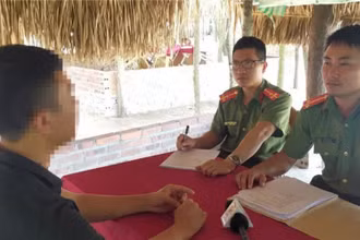 Một nạn nhân (áo đen, bên trái) bị lừa đảo bán sang Campuchia với lời hứa 'việc nhẹ, lương cao. (Ảnh minh họa. Nguồn: Bộ Công an)