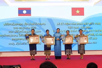 Thừa ủy quyền Chủ tịch nước, Hội Liên hiệp Phụ nữ Việt Nam đã trao tặng huân chương, huy chương cho các tập thể, cá nhân Hội Liên hiệp Phụ nữ Lào. (Nguồn: TTXVN)