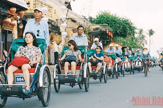 Du khách thăm khu phố cổ Hội An sau 2 năm đóng cửa vì dịch Covid-19.