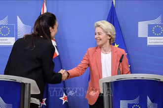 Chủ tịch Ủy ban châu Âu (EC), bà Ursula von der Leyen (phải) và Thủ tướng New Zealand, Jacinda Ardern (trái), tại cuộc họp báo chung sau lễ ký ở Brussels, (Bỉ), ngày 30/6/2002. Ảnh: AFP/TTXVN