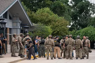 FBI và nhân viên thực thi pháp luật tập trung gần hiện trường vụ xả súng. (Ảnh: Reuters)