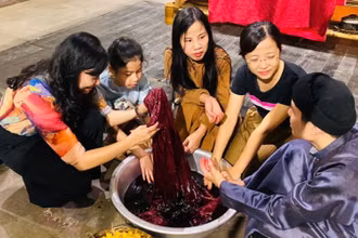Nhuộm vải bằng thảo mộc.