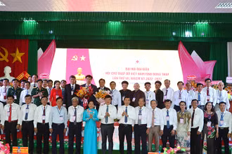 Đại biểu tặng hoa chúc mừng Ban Chấp hành Hội Chữ thập đỏ tỉnh Đồng Tháp khóa 7.