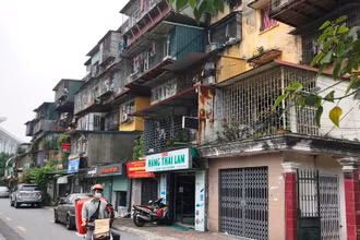 Chung cư cũ trên địa bàn thành phố Hà Nội. Ảnh: NGỌC ANH