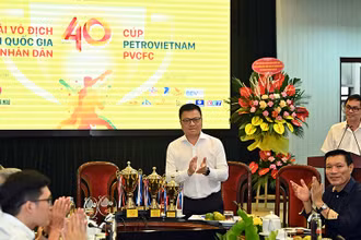 Tổng Biên tập Báo Nhân Dân Lê Quốc Minh phát biểu tại buổi họp báo. (Ảnh DUY LINH)
