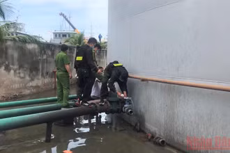 Lực lượng công an khám xét một điểm trong Chuyên án 920G.
