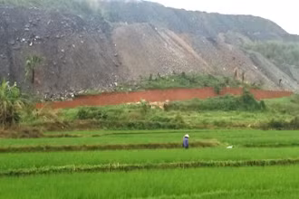 Bãi thải mỏ than Phấn Mễ cao như núi, có thể làm vật liệu san lấp.