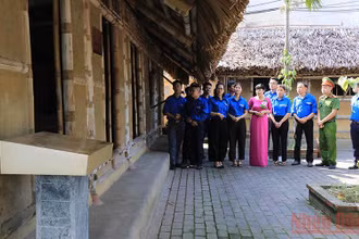 Đoàn viên, thanh niên tham quan tại Nhà lưu niệm Tổng Bí thư Nguyễn Văn Cừ tại phường Phù Khê, thành phố Từ Sơn, tỉnh Bắc Ninh.