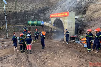 Cảnh sát Phòng cháy chữa cháy Công an tỉnh Điện Biên và lực lượng cứu nạn, cứu hộ nỗ lực tìm kiến 1 công nhân bị lũ cuốn. (Ảnh: LÊ LAN)