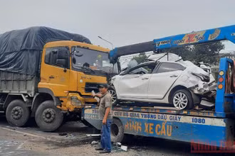 Vụ tai nạn khiến xe ô-tô biển số 60A-581.75 bị biến dạng.