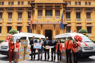 Các đại biểu trao tượng trưng xe cứu thương và vật tư y tế do Vương quốc Hồi giáo Oman tặng Hội Chữ thập đỏ Việt Nam. (Ảnh: TTXVN)