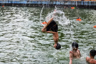 Độc đáo làng cổ Yên Trường "biến" ao làng thành bể bơi