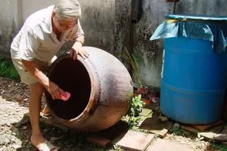 Người dân chủ động diệt loăng quăng phòng bệnh sốt xuất huyết.
