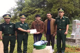 Bộ đội Biên phòng Sơn La tặng quà hỗ trợ em Lường Văn Sặn tại cột Mốc 187.