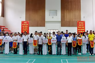 Ban Tổ chức trao cờ lưu niệm cho các vận động viên tham gia Hội thi.