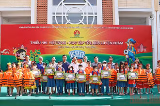 Đại diện Ban Tổ chức trao học bổng, áo phao tặng thiếu nhi tham gia Ngày hội.