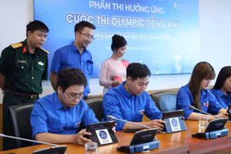 Các thí sinh tham gia thi hưởng ứng tại buổi lễ.