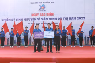 Trao tặng Công trình thanh niên thắp sáng đường quê.