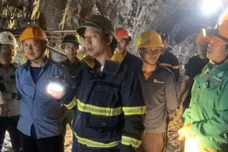 Cảnh sát Phòng cháy chữa cháy Công an tỉnh Điện Biên cùng các lực lượng cứu hộ lên phương án tìm kiếm người bị nạn.