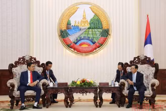 Thủ tướng Lào Phankham Viphavanh (phải) đánh giá cao chuyến thăm Lào lần này của Đoàn công tác tỉnh Hà Tĩnh. (Ảnh: Duy Toàn)