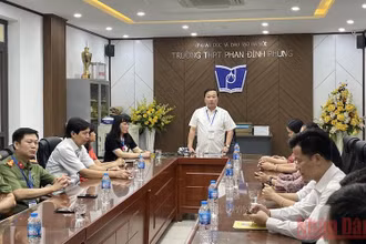 Phó Chủ tịch UBND thành phố Hà Nội Chử Xuân Dũng làm việc với Ban Chỉ đạo thi tốt nghiệp trung học phổ thông quận Ba Đình và lãnh đạo điểm thi.