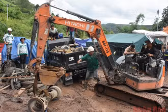 Lực lượng cứu hộ dốc sức để tìm người bị nạn.