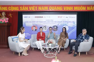 Các diễn giả, chuyên gia trao đổi thông tin với nữ sinh tại chương trình.