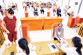 Phường Nguyễn Trãi (quận Hà Đông) tổ chức chi trả tiền hỗ trợ người dân theo Nghị quyết 68/NQ-CP. Ảnh: HOÀNG HIẾU