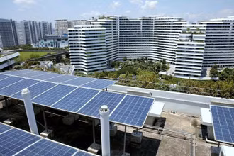 Các tấm pin mặt trời trên mái một khu nhà ở công cộng ở Singapore. (Ảnh: REUTERS)