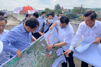 Đoàn khảo sát Ủy ban Kinh tế của Quốc hội khảo sát thực địa Dự án Vành đai 3 tại điểm giao cắt với cao tốc Thành phố Hồ Chí Minh-Trung Lương.