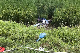 Chiếc xe máy bị bỏ lại hiện trường sau vụ hỗ chiến giữa hai nhóm thanh niên.