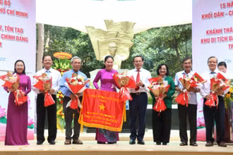 Đồng chí Nguyễn Văn Nên tặng hoa cho các đồng chí nguyên Bí thư Đảng ủy Khối Dân-Chính-Đảng Thành phố Hồ Chí Minh.
