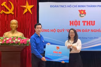 Đại diện Thành đoàn Hà Nội tiếp nhận ủng hộ từ các cơ sở Đoàn.