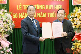 Đồng chí Trần Quang Phương trao huy hiệu 50 năm tuổi Đảng cho Thượng tướng Huỳnh Ngọc Sơn. 