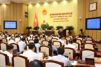 Các đại biểu Hội đồng nhân dân thành phố Hà Nội biểu quyết thông qua Nghị quyết tại kỳ họp. Ảnh: Viết Thành