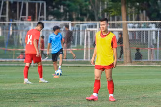 Tiền đạo Anh Tú đã trở lại tập luyện cùng các đồng đội. 