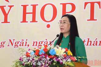 Đồng chí Bùi Thị Quỳnh Vân phát biểu khai mạc kỳ họp. 