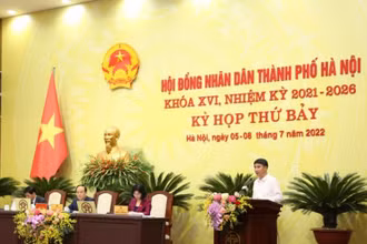 Giám đốc Sở Tài chính thành phố Hà Nội trình bày tờ trình tại Kỳ họp. (Ảnh: Duy Linh)
