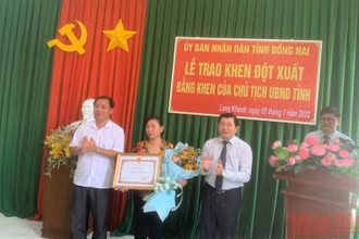 Lãnh đạo Sở Nội vụ trao Bằng khen của Chủ tịch Ủy ban nhân dân tỉnh Đồng Nai tặng chị Bùi Thị Phụng.