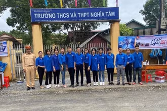 Đội thanh niên tình nguyện xã Nghĩa Tâm, huyện Văn Chấn (Yên Bái) tiếp sức mùa thi.