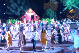 Du khách đến xem và giao lưu với các nghệ nhân diễn tấu cồng chiêng tại Chương trình biểu diễn văn hóa cồng chiêng phục vụ nhân dân và du khách được tổ chức tại Trung tâm Văn hóa tỉnh Đắk Lắk.