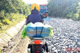 Các giáo viên Trường Trung học phổ thông Lê Hữu Trác, huyện Cư M’gar trên đường sang huyện biên giới Ea Súp coi thi.