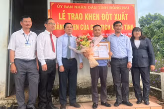 Lãnh đạo Sở Nội vụ tỉnh Đồng Nai trao Bằng khen của Chủ tịch Ủy ban nhân dân tỉnh tặng anh Trịnh Văn Tài.