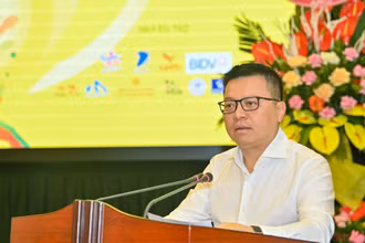 Đồng chí Lê Quốc Minh, Tổng Biên tập Báo Nhân Dân, Trưởng Ban Chỉ đạo Giải vô địch bóng bàn quốc gia Báo Nhân Dân lần thứ 40, phát biểu ý kiến tại buổi họp báo. (Ảnh: DUY LINH)