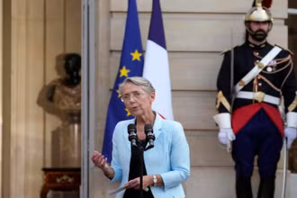 Chính phủ mới của Thủ tướng Élisabeth Borne có 21 nam và 21 nữ. (Ảnh: Le Monde)